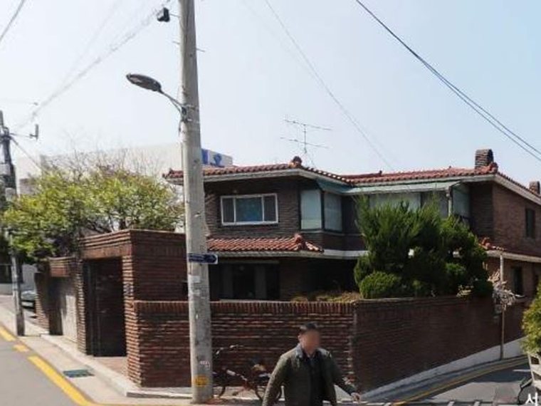 리모델링 전 — 담장에 둘러싸인 주택