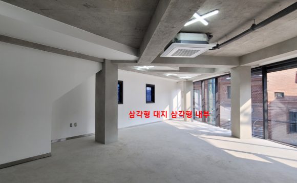 삼각형 내부와 여러 개의 기둥 — 오래 공실